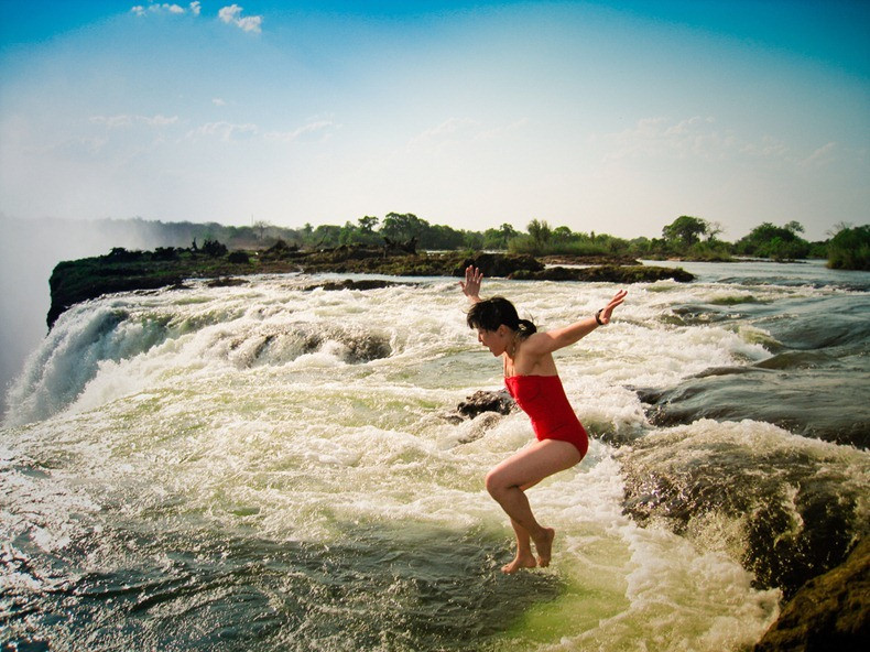 [-]Hồ[-]bơi[-]Tử[-]Thần[-]trên[-]đỉnh[-]thác[-]Victoria